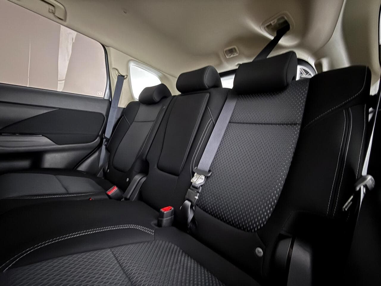 Mitsubishi Outlander thumbnail Seats Rear
