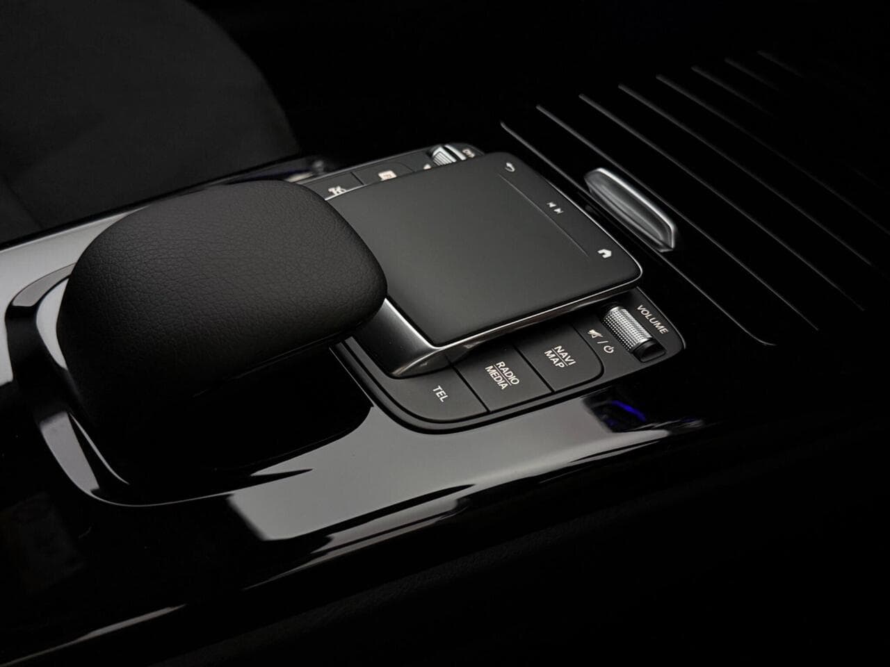 Mercedes-Benz CLA thumbnail Misc Controls