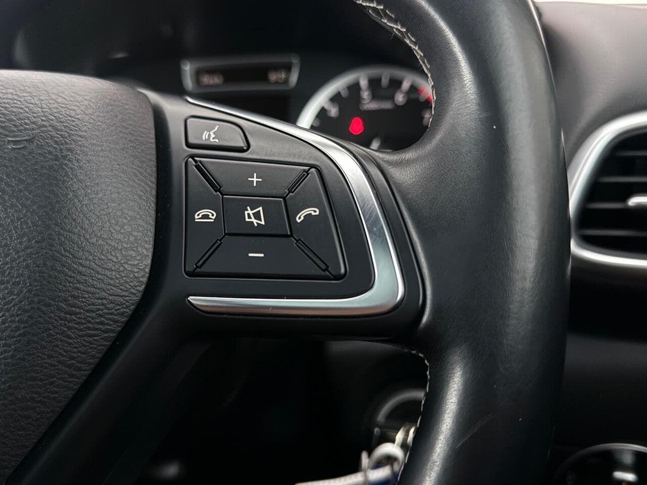 Infiniti Q30 thumbnail Misc Controls