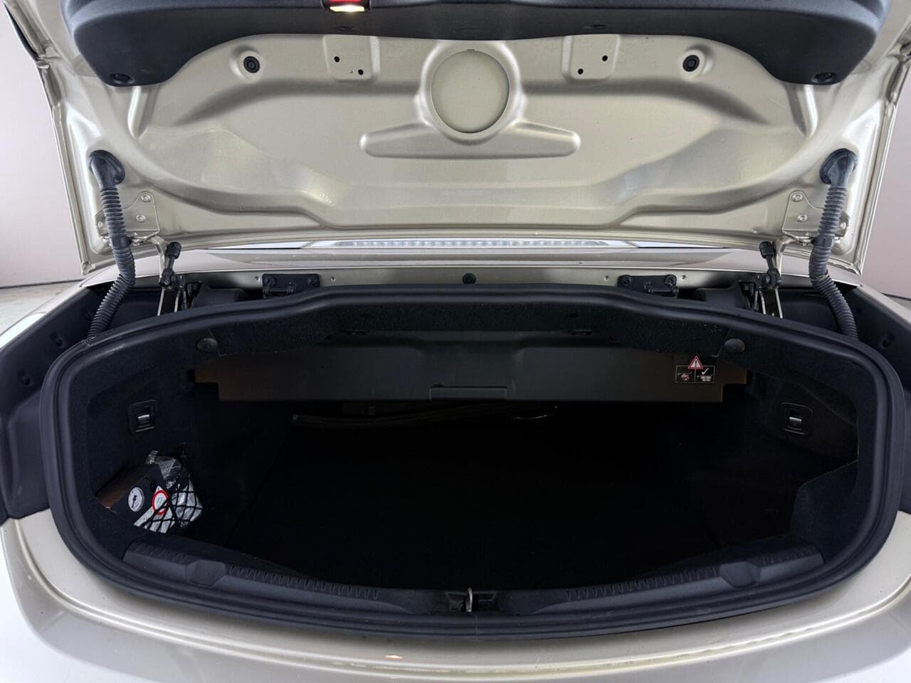 Mercedes-Benz E Class thumbnail Boot
