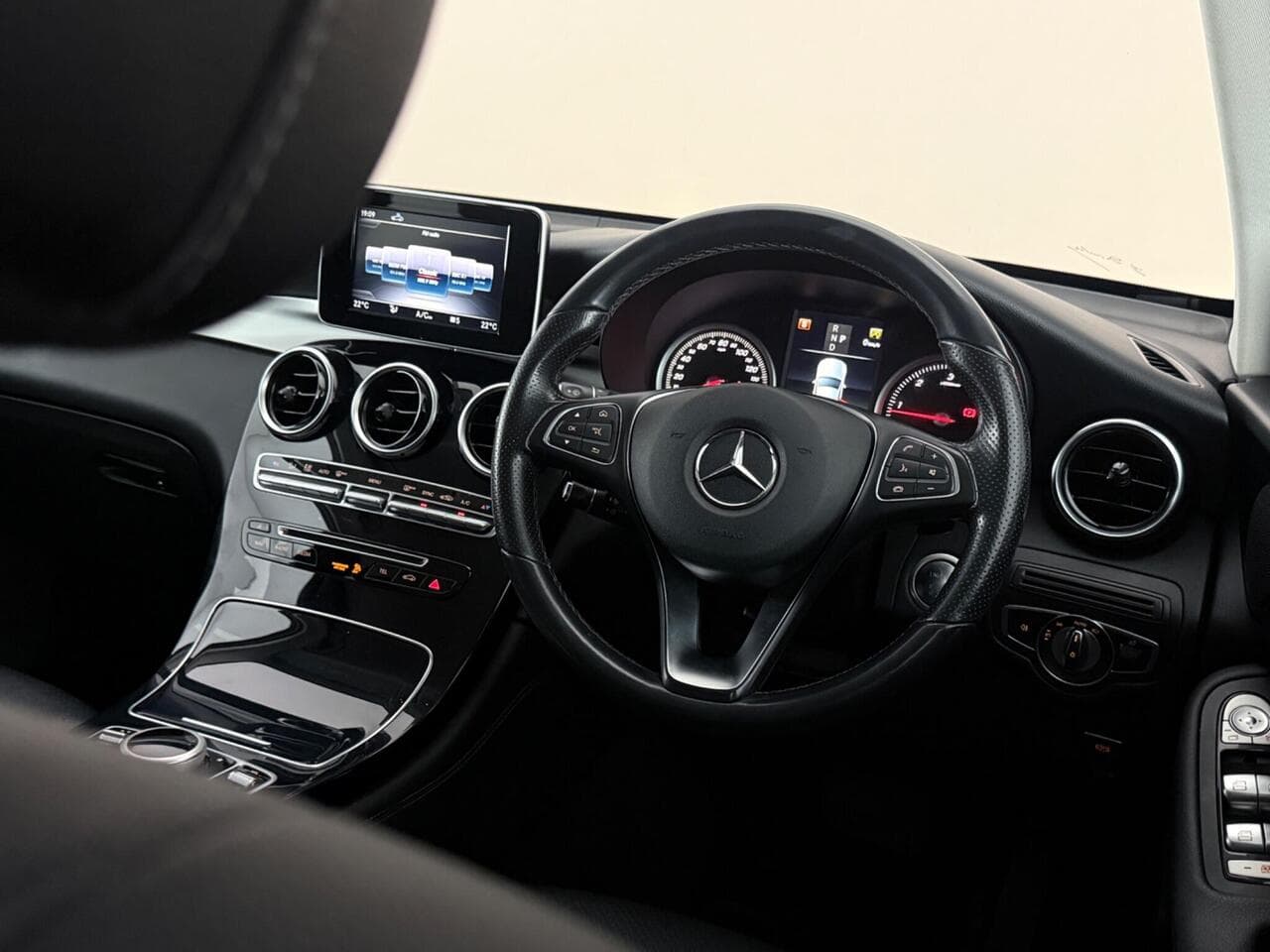Mercedes-Benz GLC thumbnail Interior Front