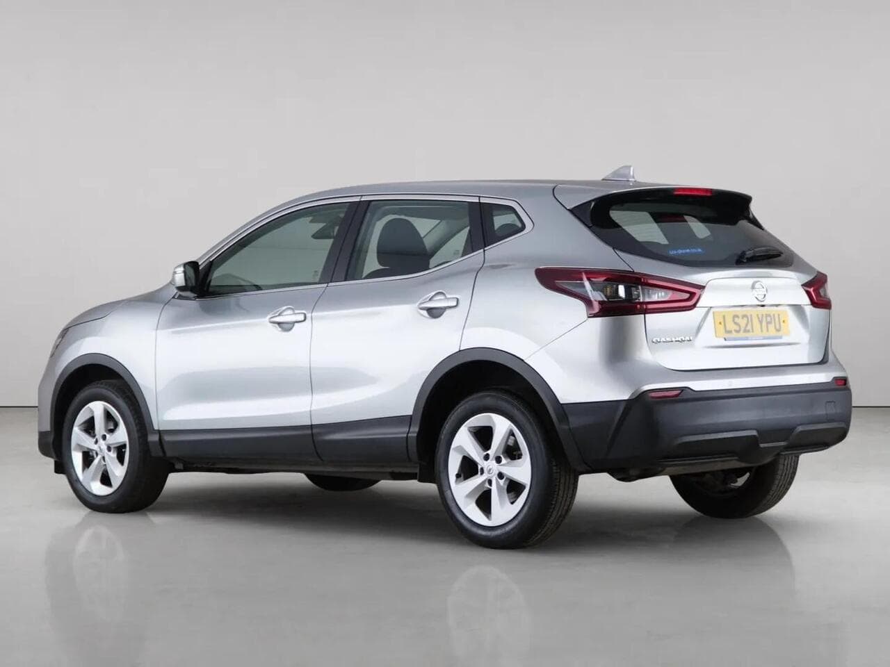 Nissan Qashqai thumbnail Rear Left