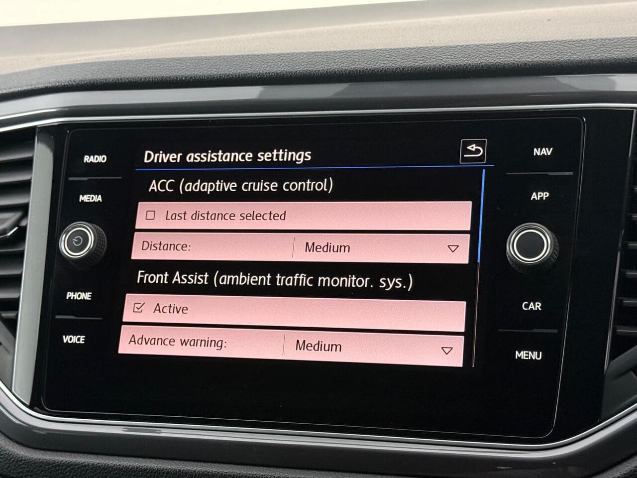 Volkswagen T-Roc thumbnail Infotainment System