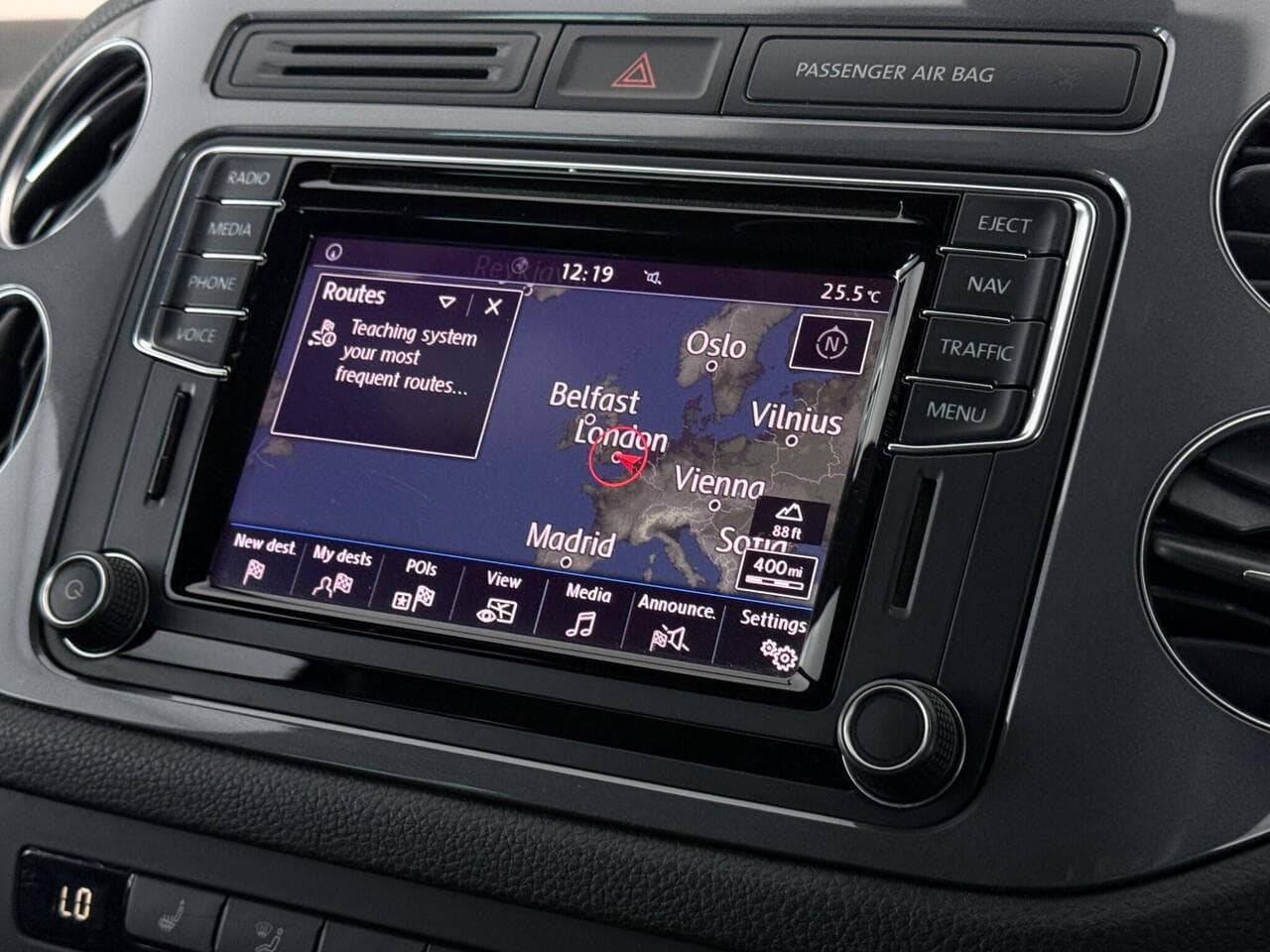 Volkswagen Tiguan thumbnail Infotainment System