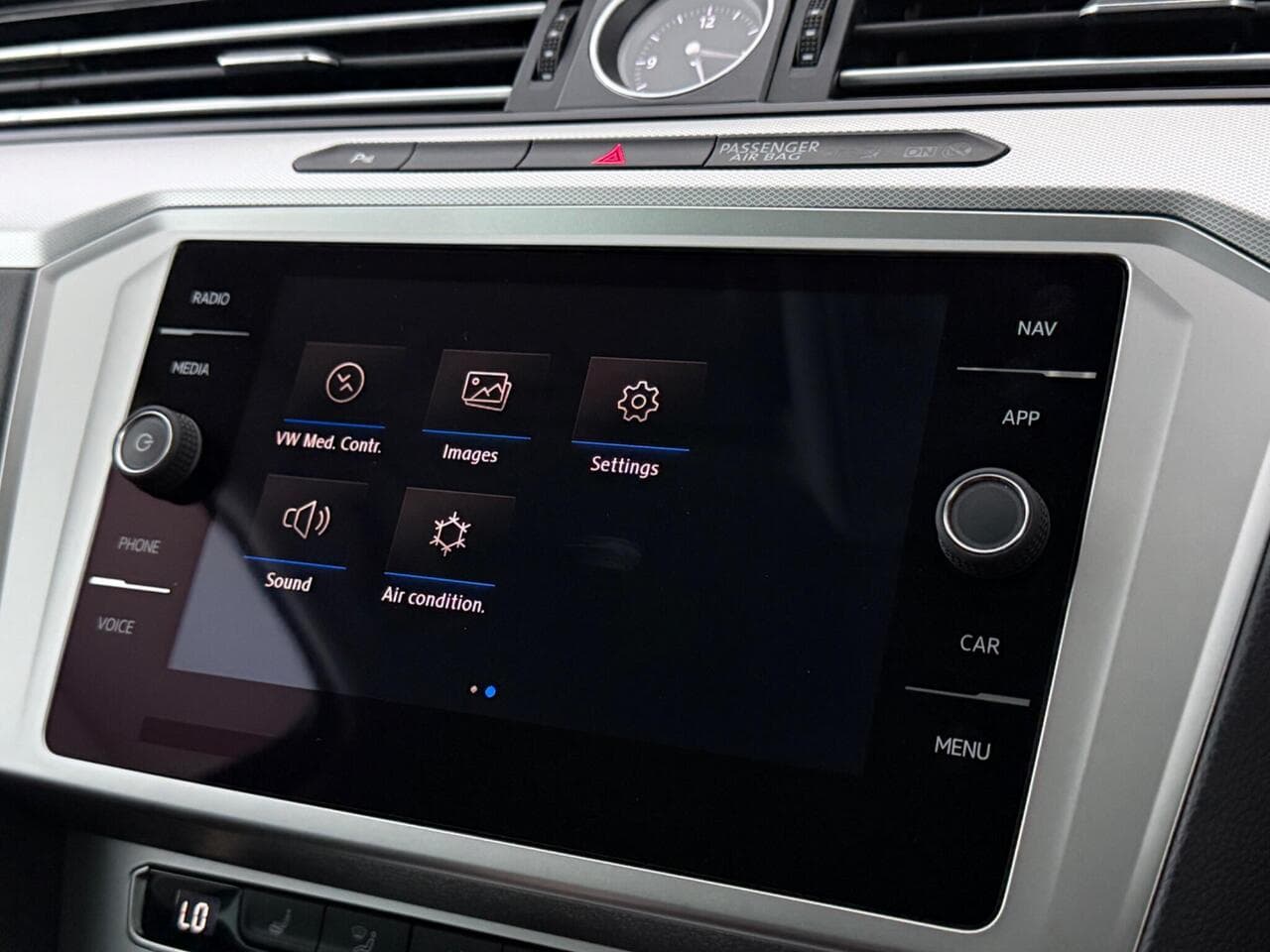 Volkswagen Passat thumbnail Infotainment System