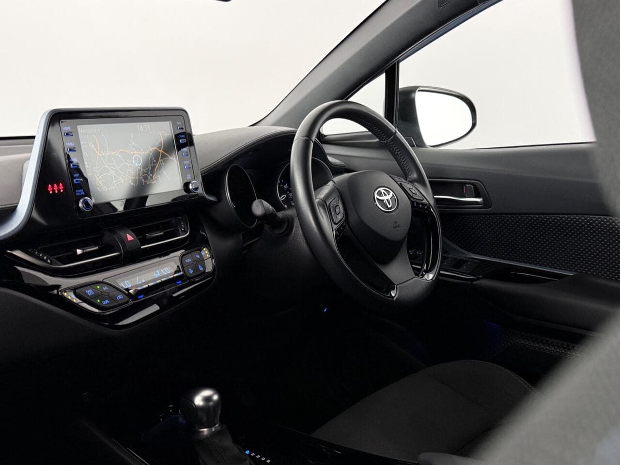 Toyota C-HR thumbnail Interior Front