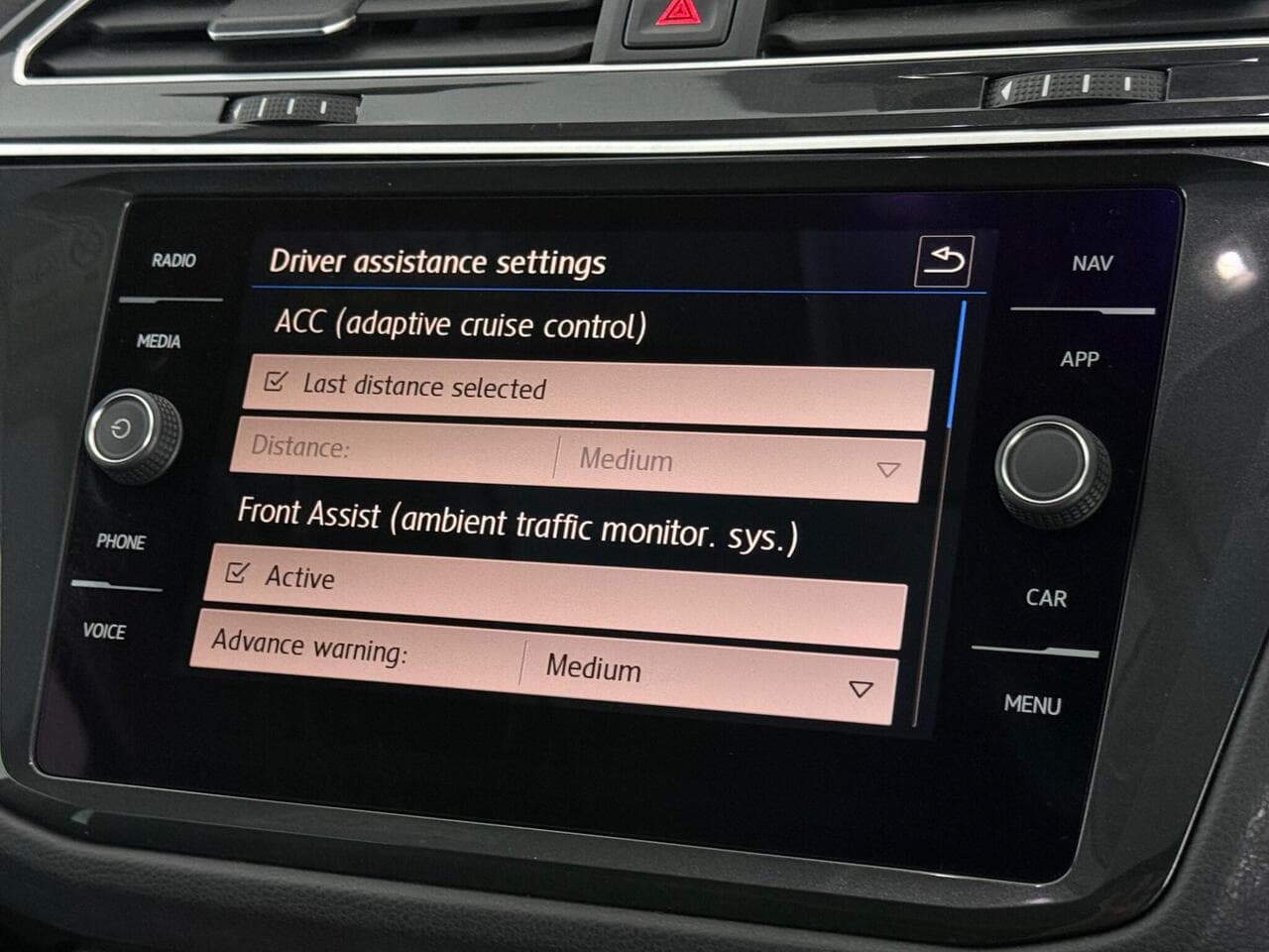 Volkswagen Tiguan thumbnail Infotainment System