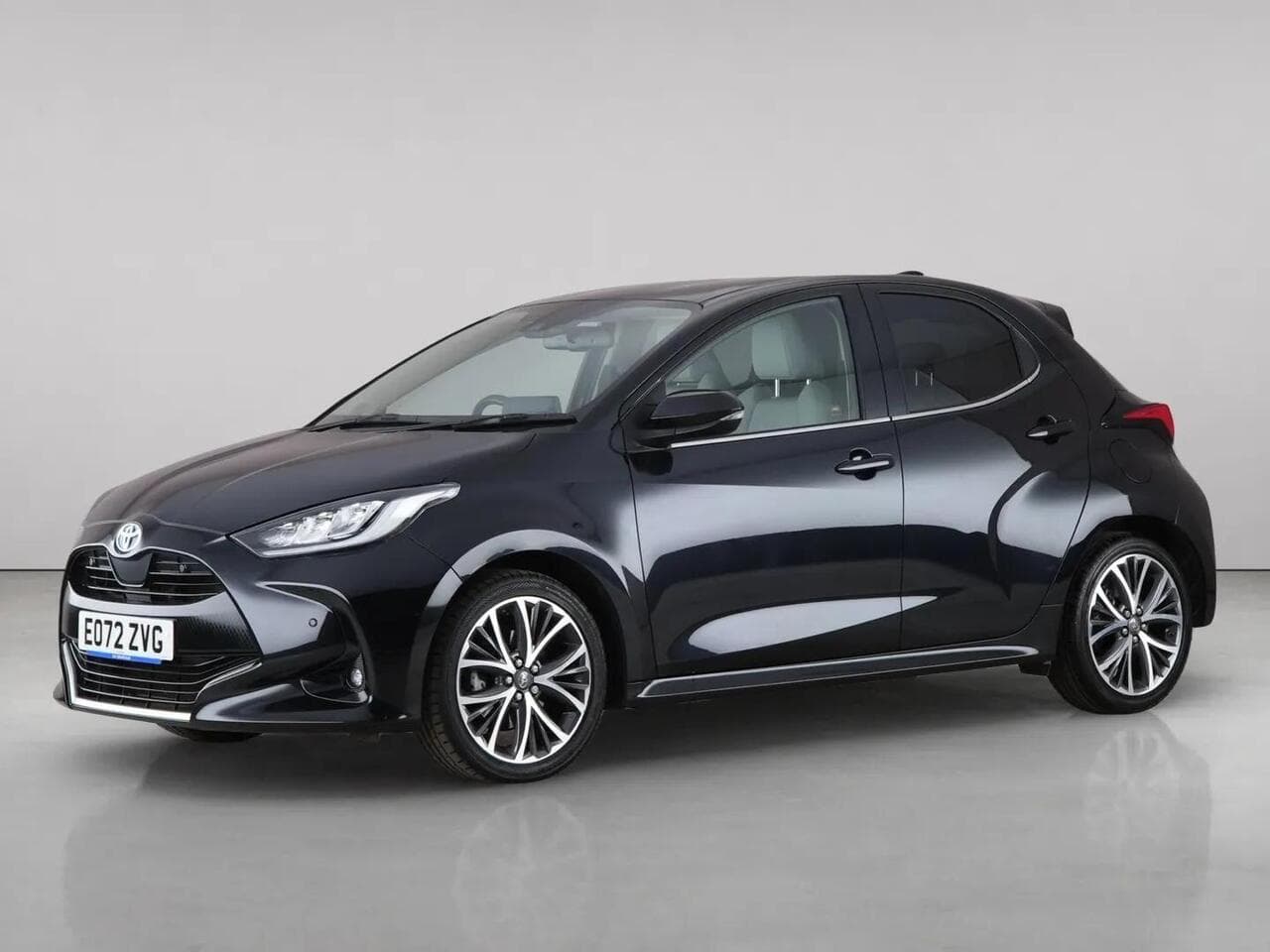 Toyota Yaris thumbnail Front Left