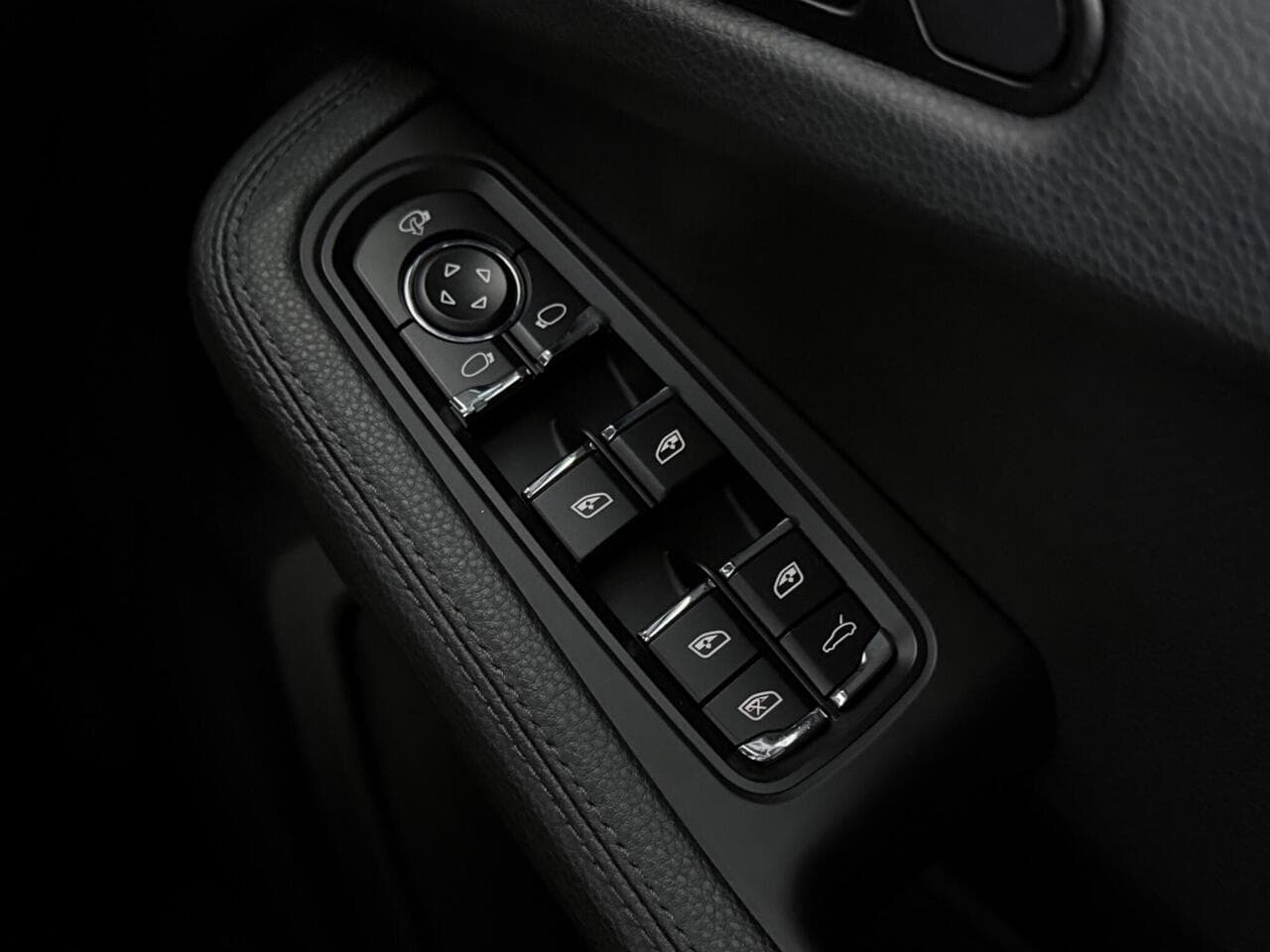 Porsche Macan thumbnail Misc Controls