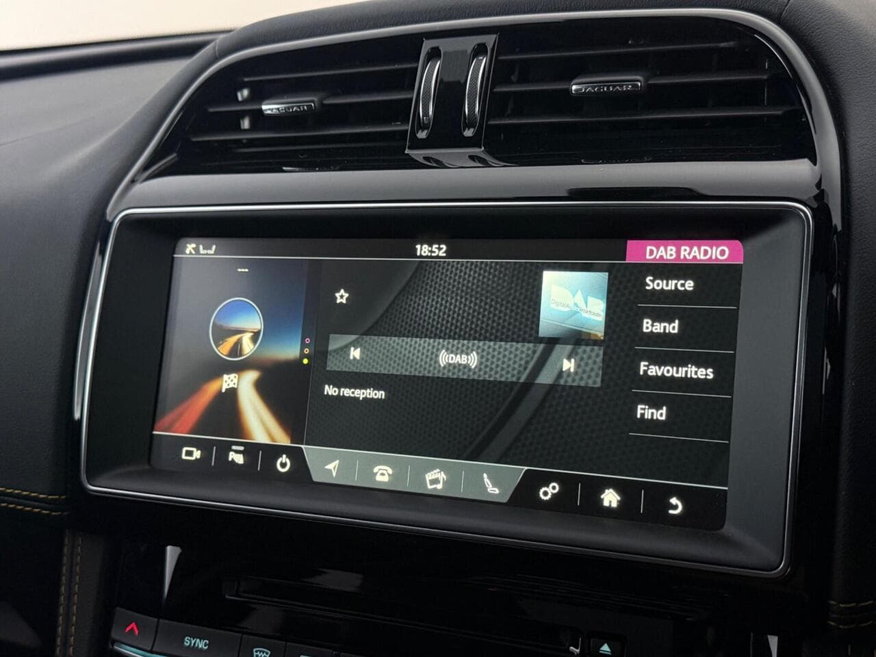 Jaguar F-PACE thumbnail Infotainment System