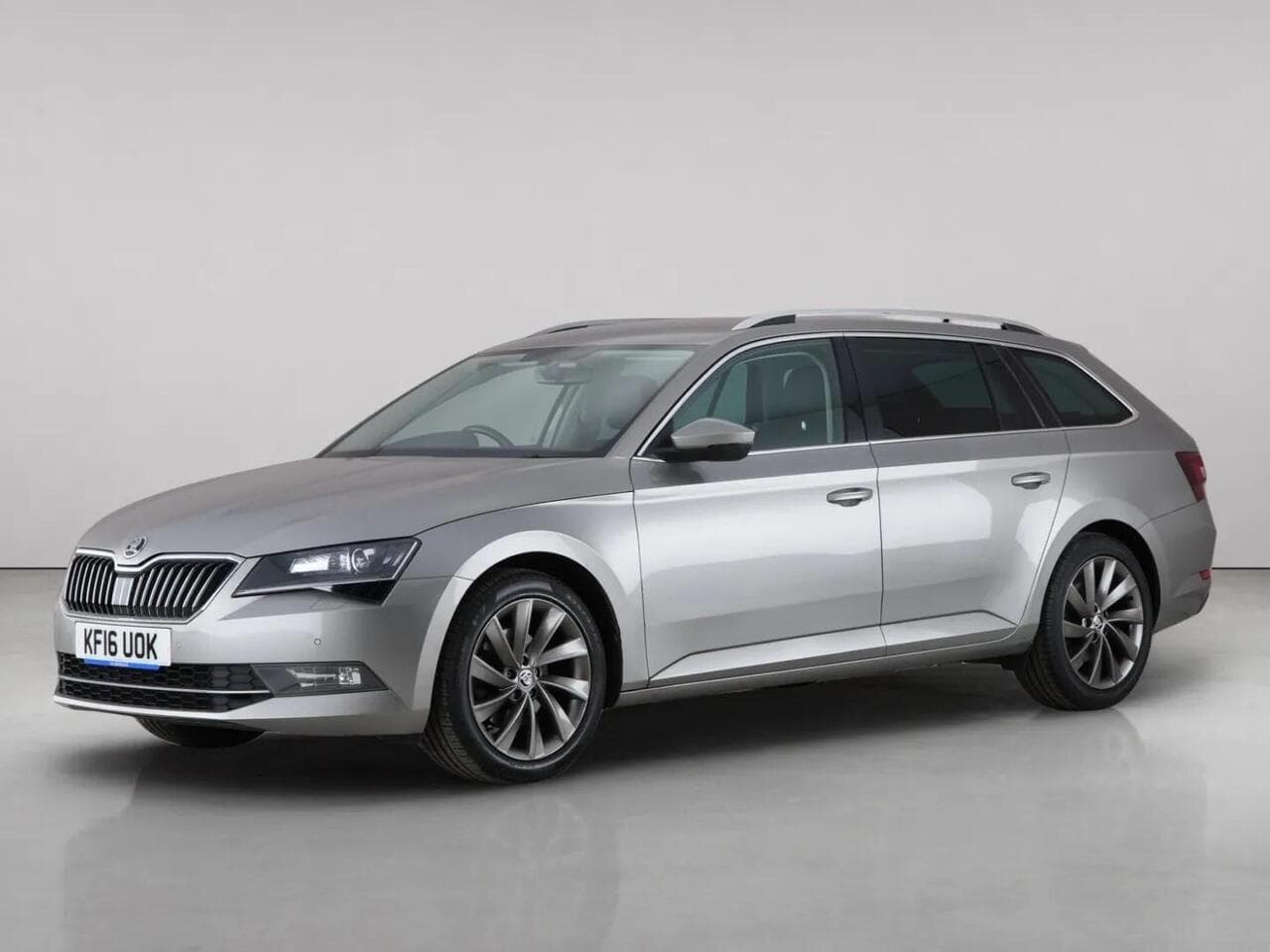 Skoda Superb thumbnail Front Left