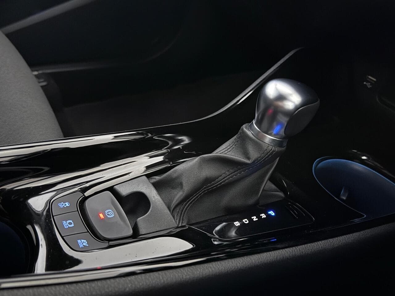 Toyota C-HR thumbnail Interior Front