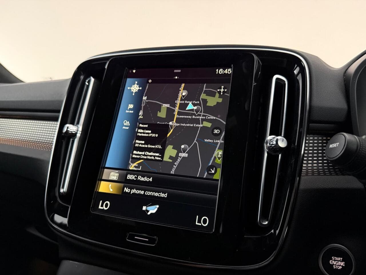 Volvo XC40 thumbnail Infotainment System