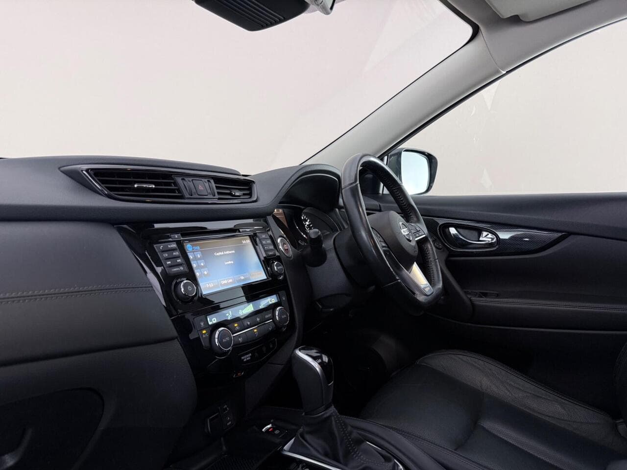 Nissan X-Trail thumbnail Interior Front