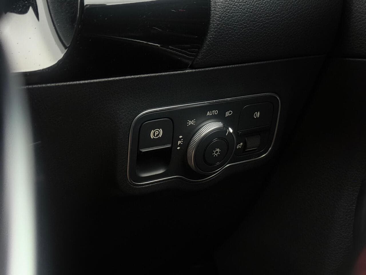 Mercedes-Benz GLA thumbnail Misc Controls