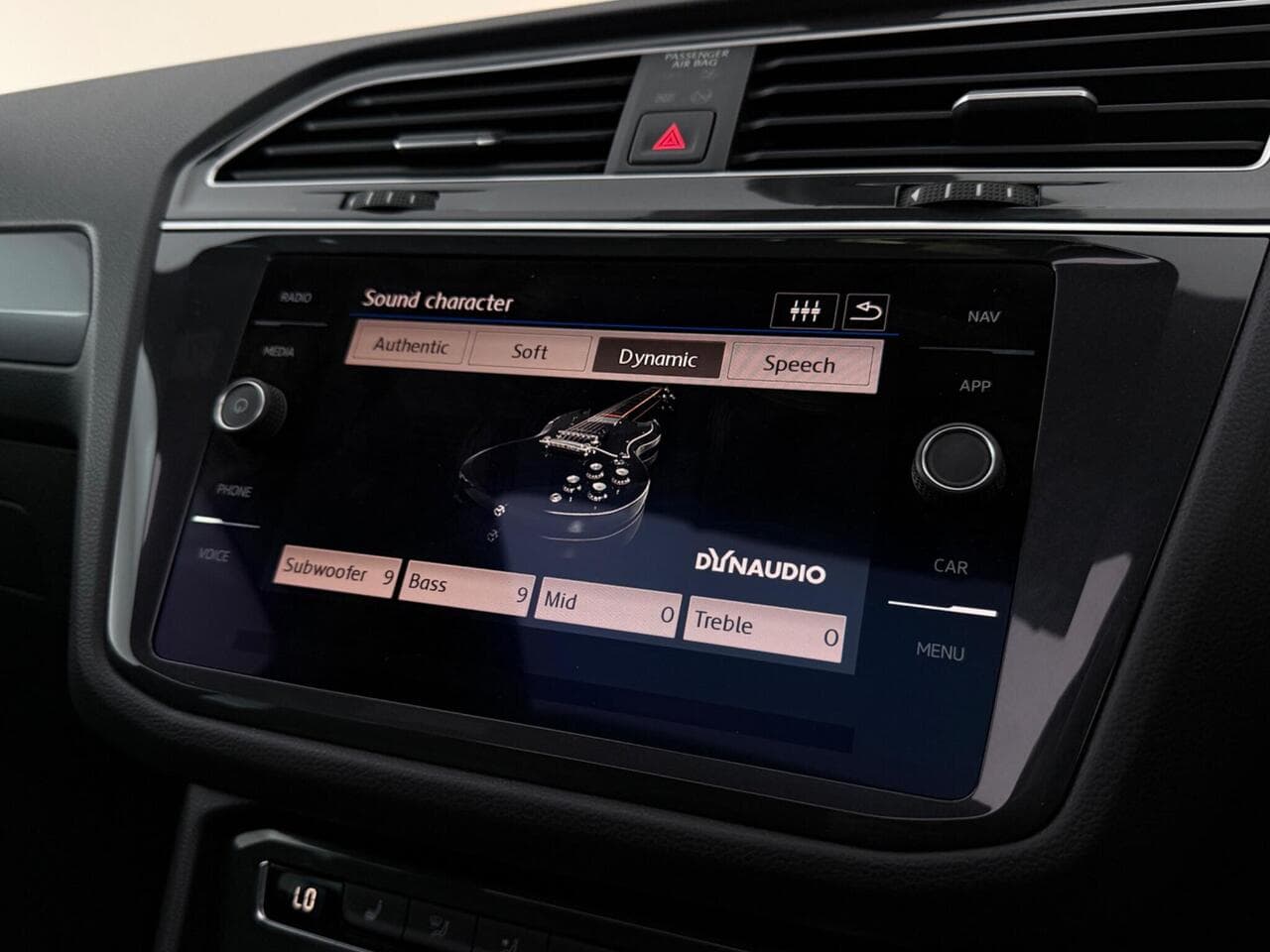 Volkswagen Tiguan thumbnail Infotainment System