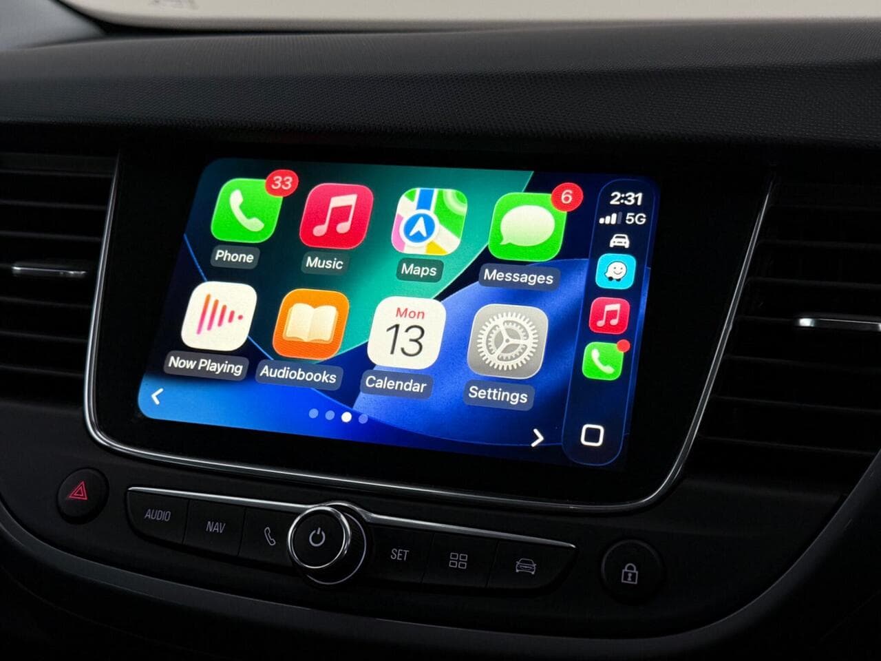 Vauxhall Crossland X thumbnail Infotainment System