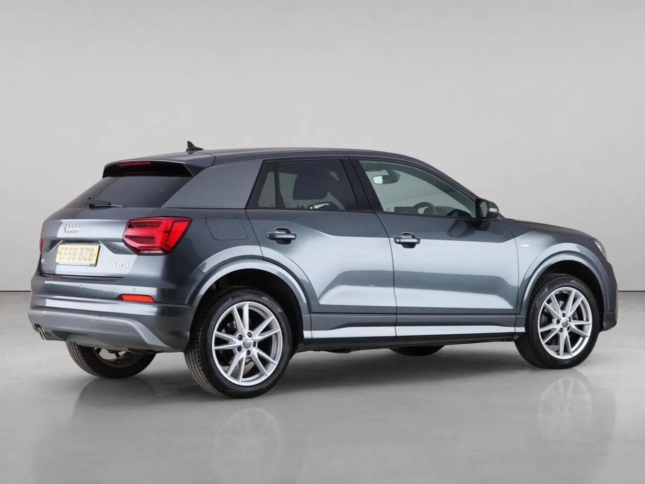 Audi Q2 thumbnail Side Right