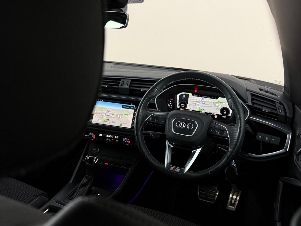 Audi Q3 thumbnail Interior Front