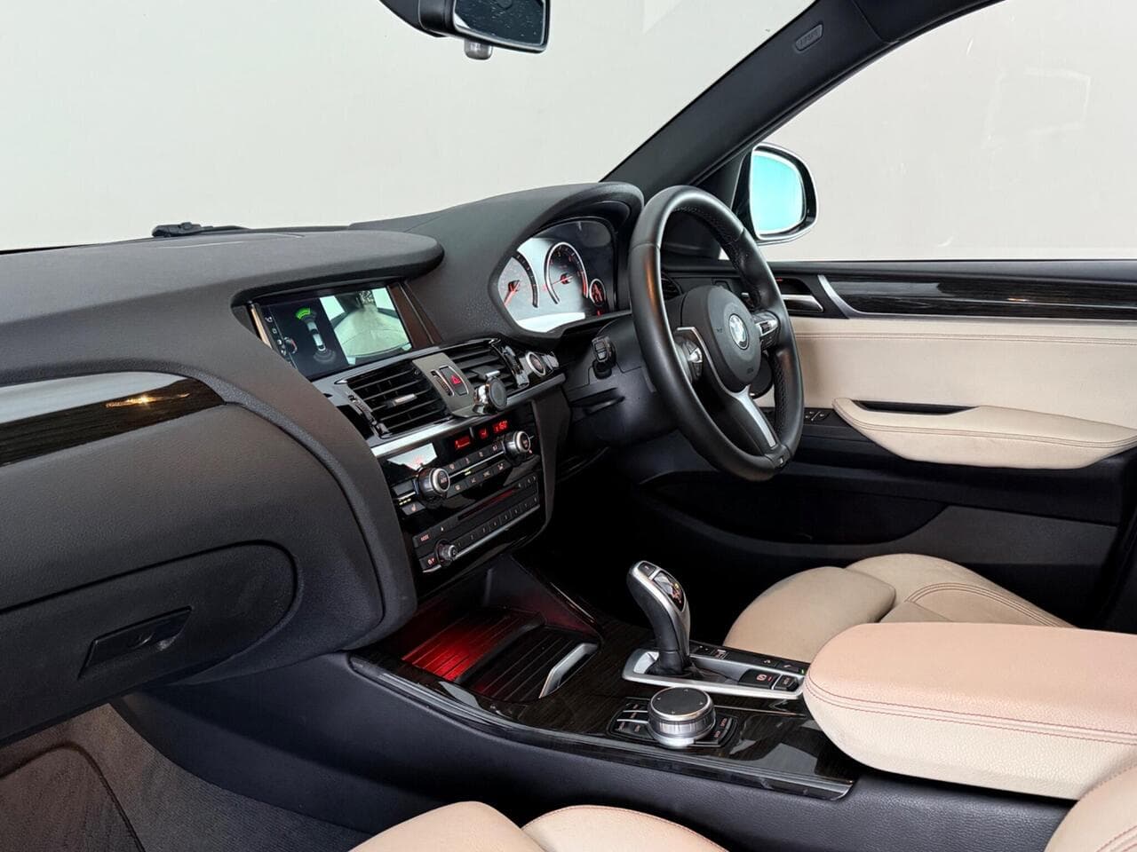 BMW X4 thumbnail Interior Front