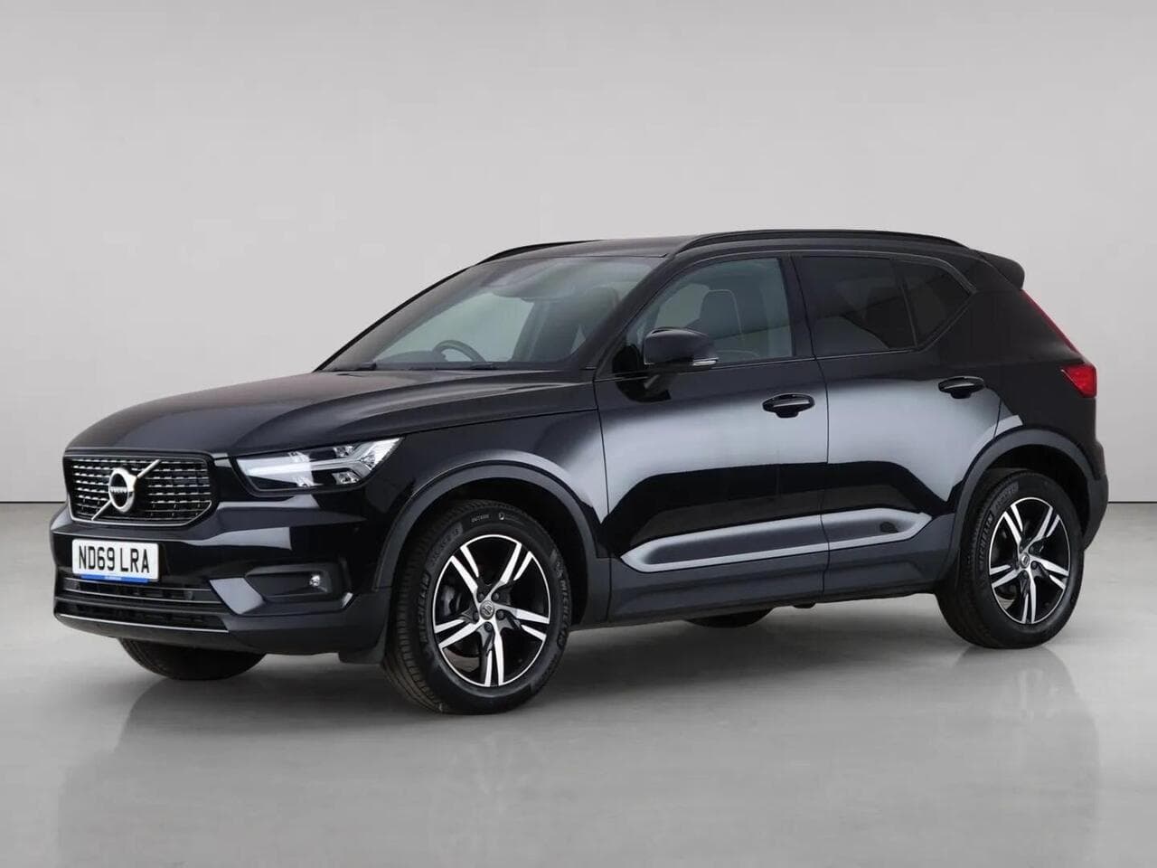 Volvo XC40 thumbnail Front Left