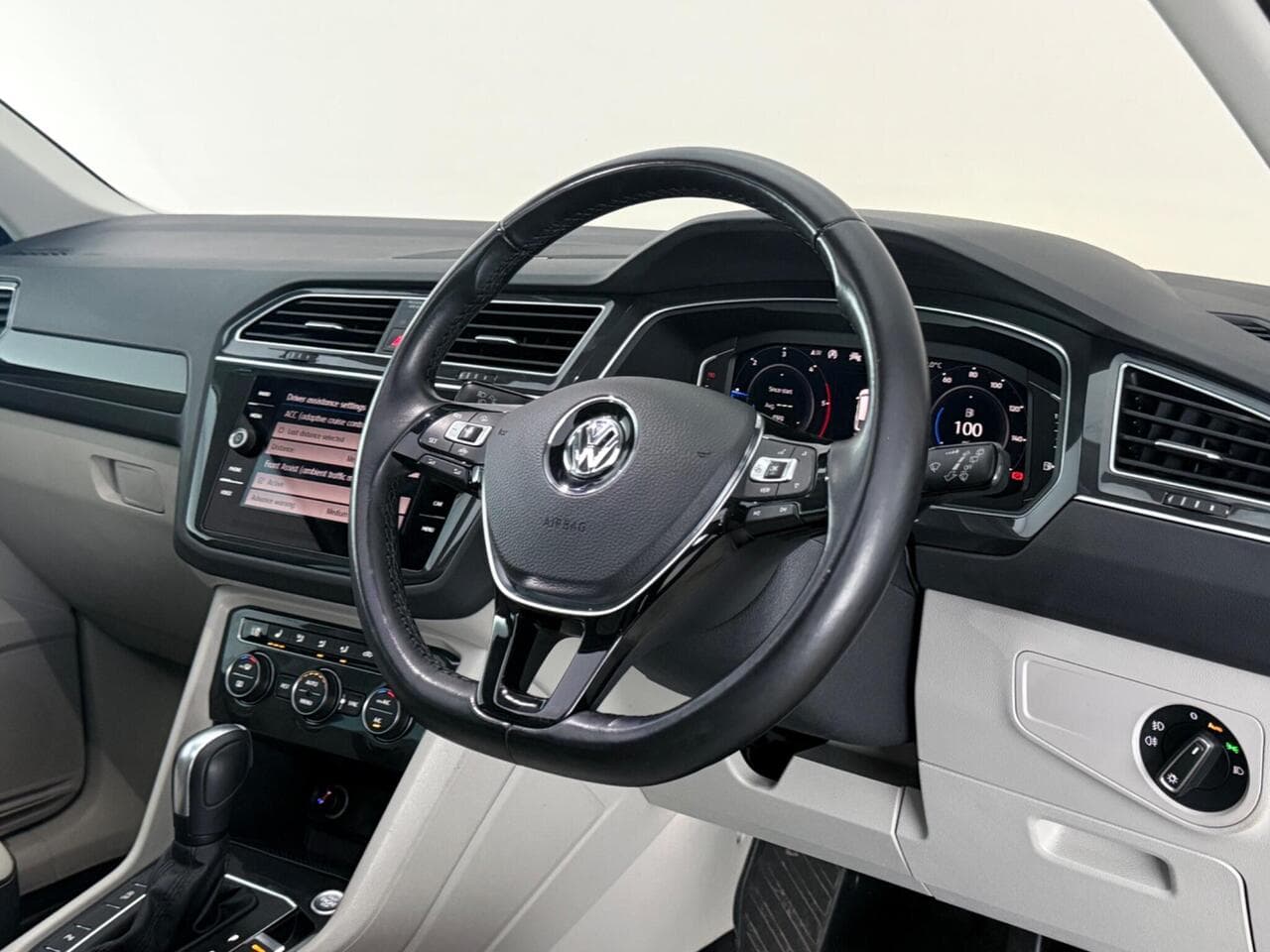 Volkswagen Tiguan thumbnail Steering Wheel