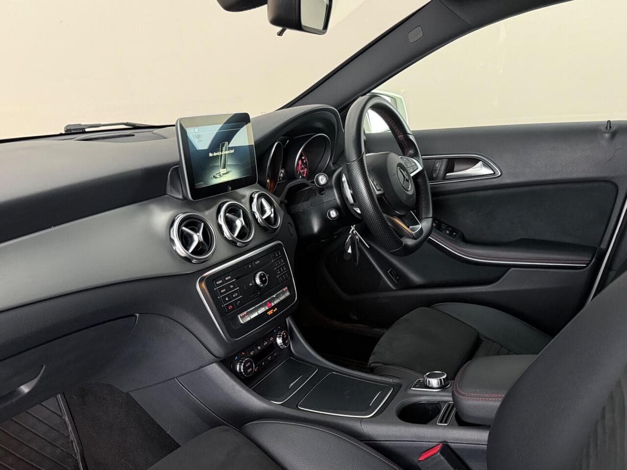 Mercedes-Benz GLA thumbnail Interior Front