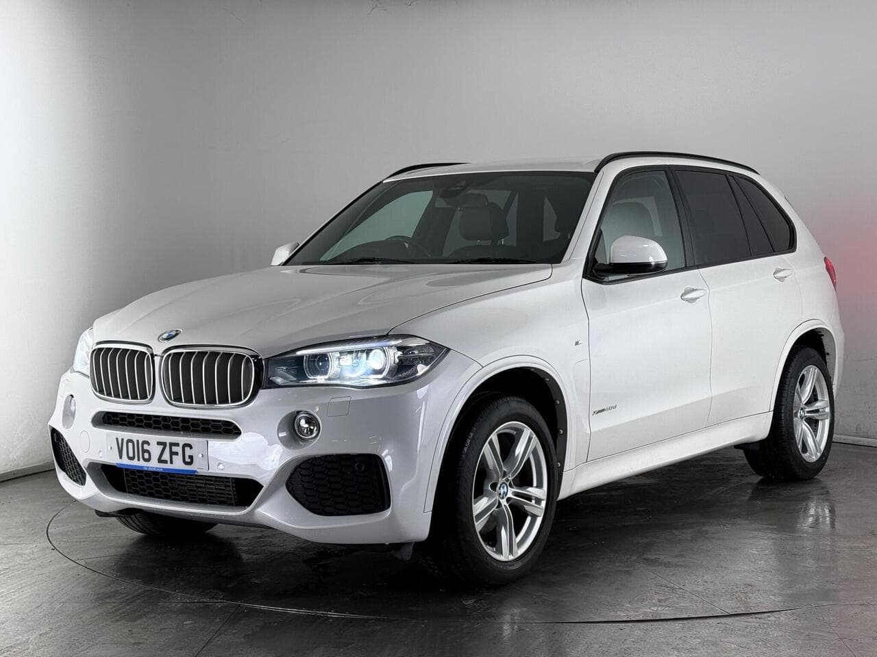 BMW X5 thumbnail Front Left
