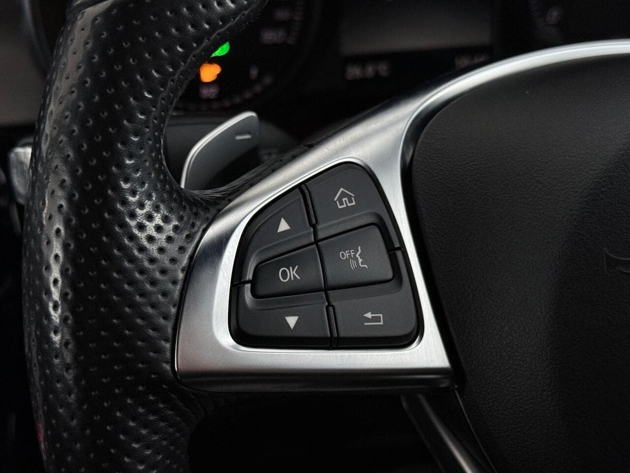 Mercedes-Benz GLC thumbnail Misc Controls