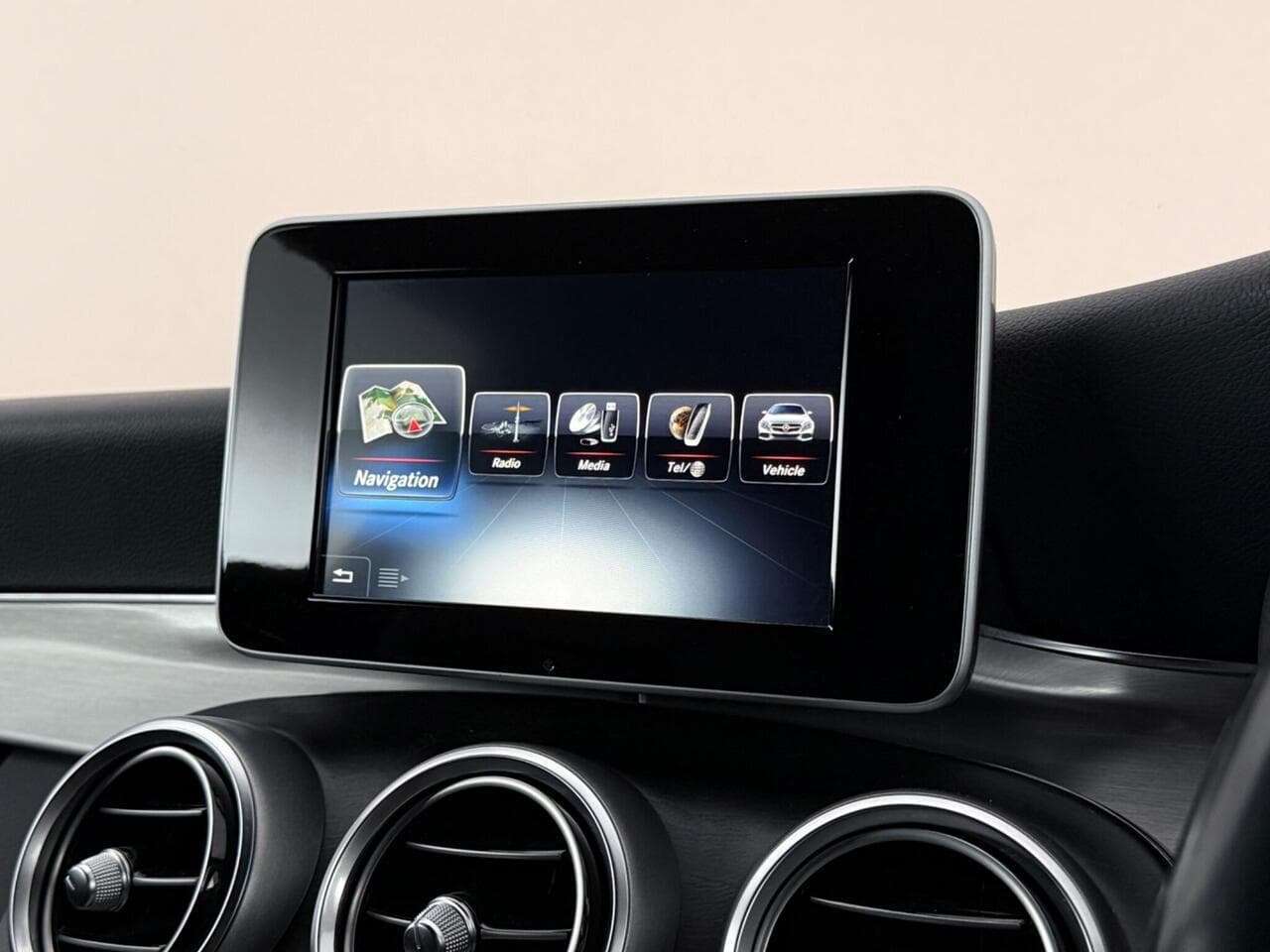 Mercedes-Benz C Class thumbnail Infotainment System