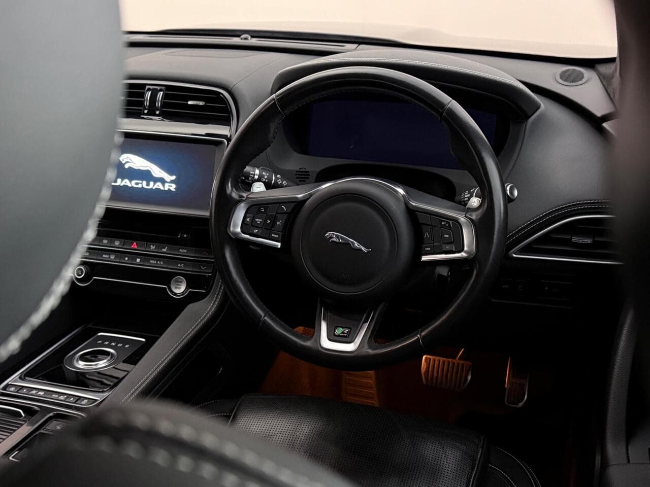 Jaguar F-PACE thumbnail Steering Wheel