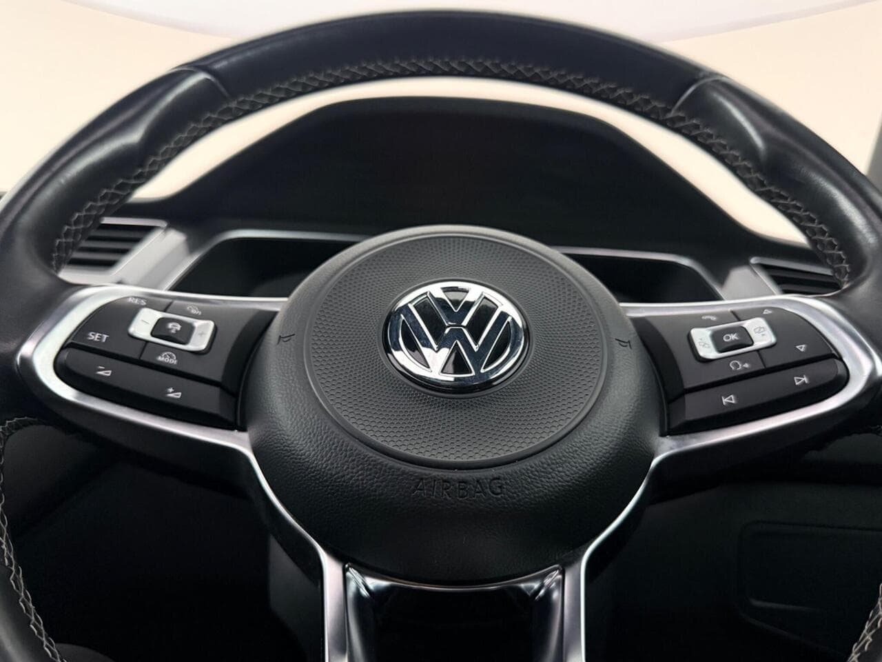 Volkswagen Tiguan Allspace thumbnail Steering Wheel