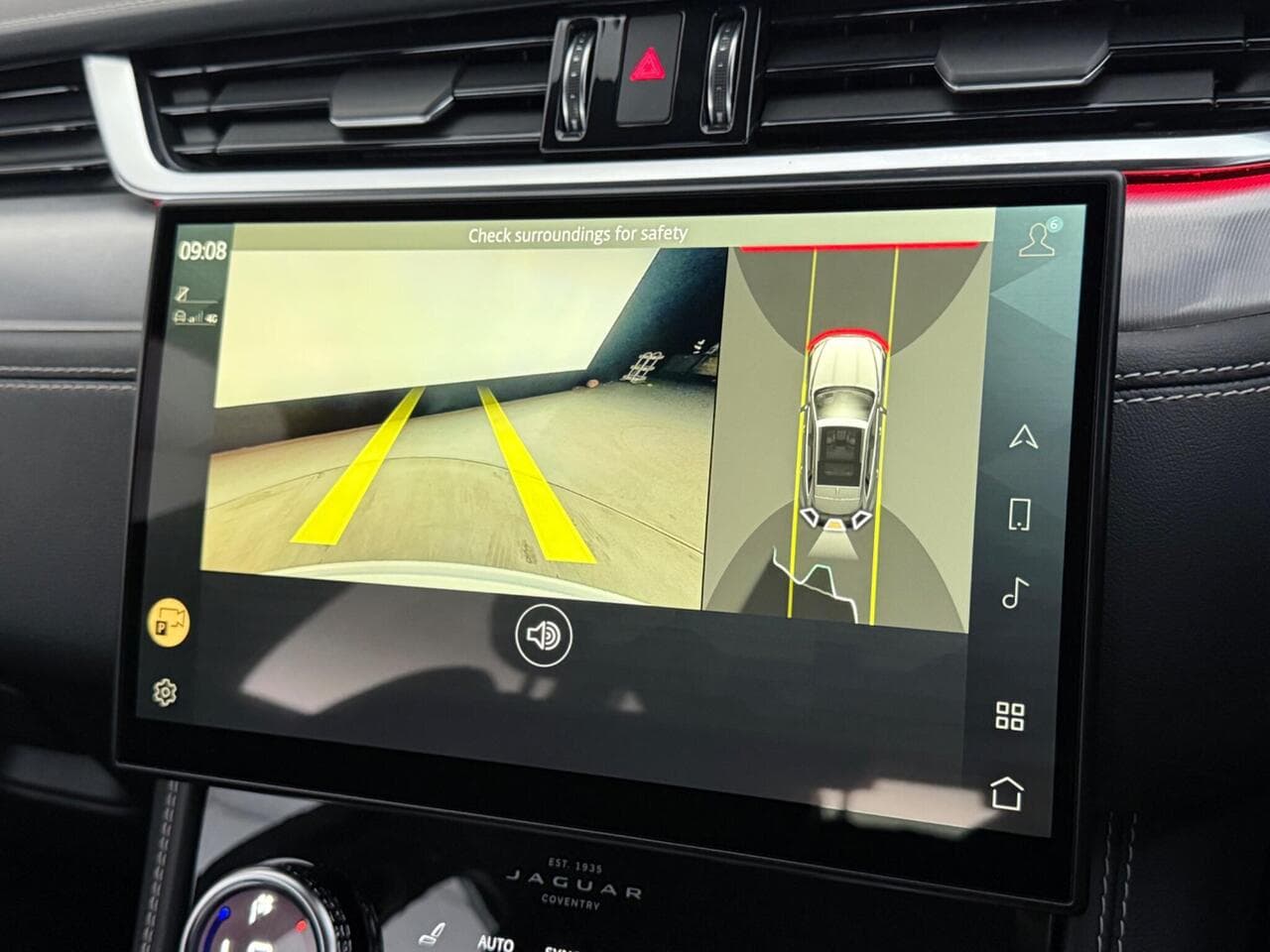 Jaguar F-PACE thumbnail Infotainment System