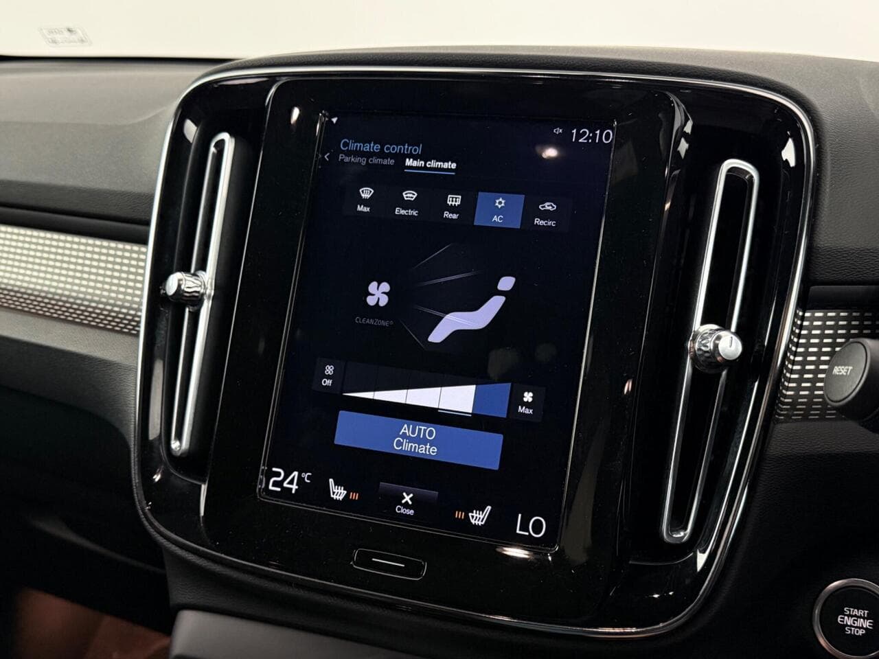 Volvo XC40 thumbnail Infotainment System