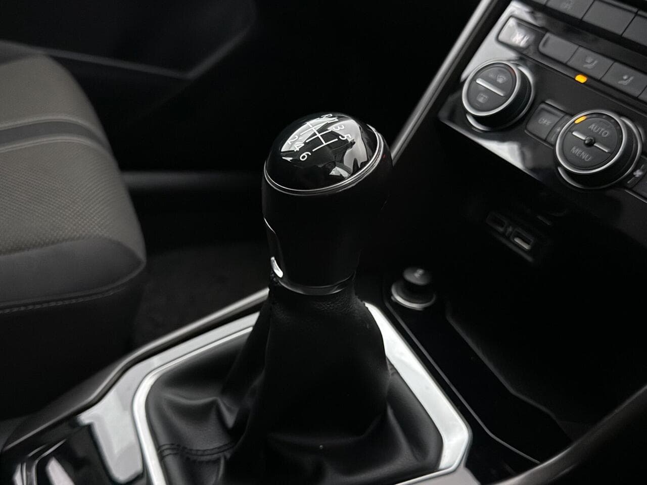 Volkswagen T-Roc thumbnail Interior Front