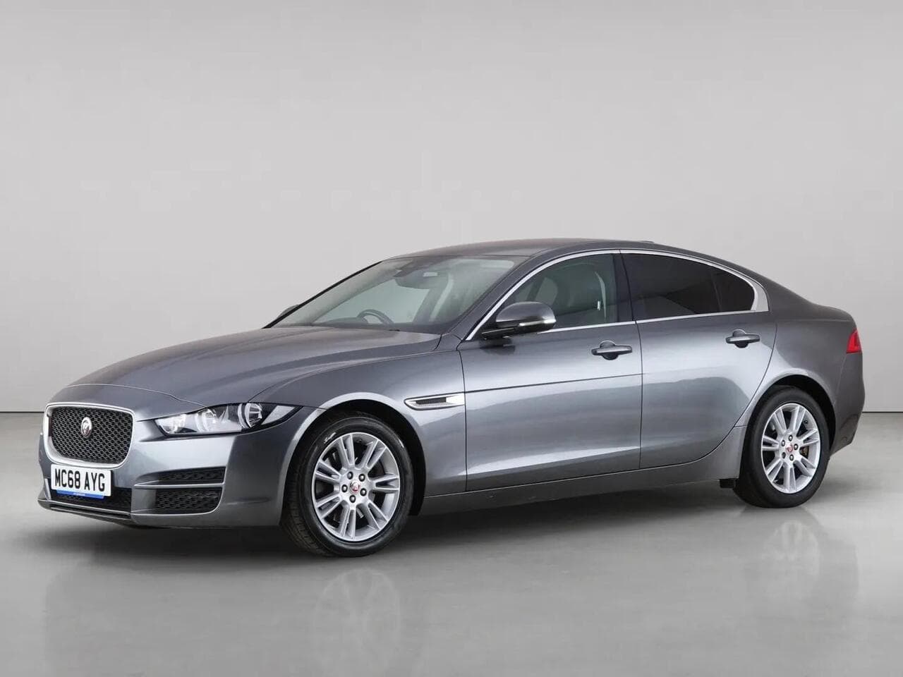 Jaguar XE thumbnail Front Left