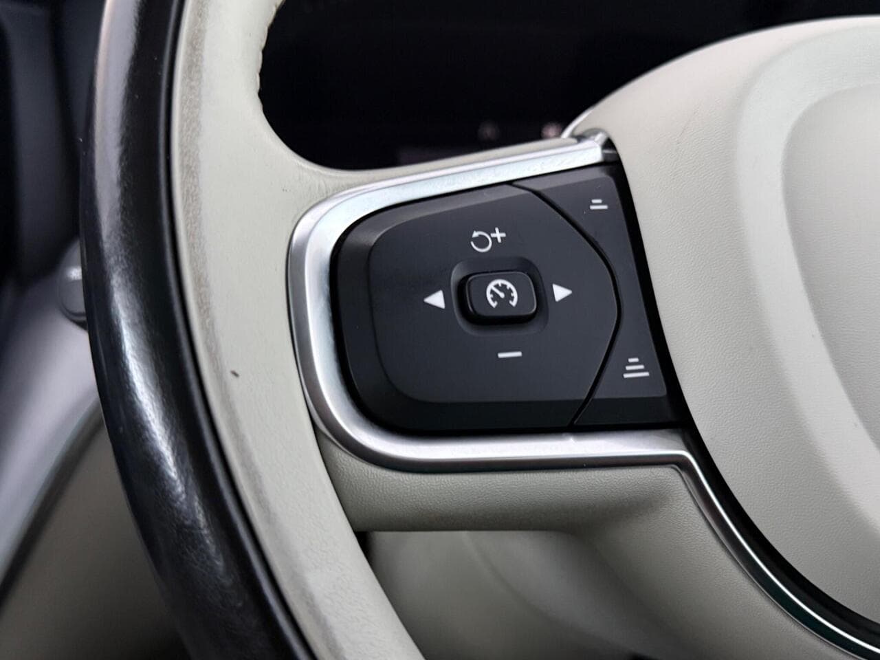 Volvo XC60 thumbnail Misc Controls