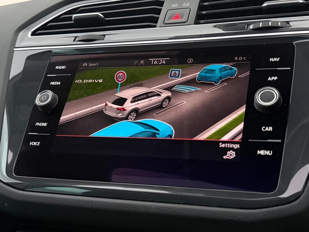 Volkswagen Tiguan thumbnail Infotainment System