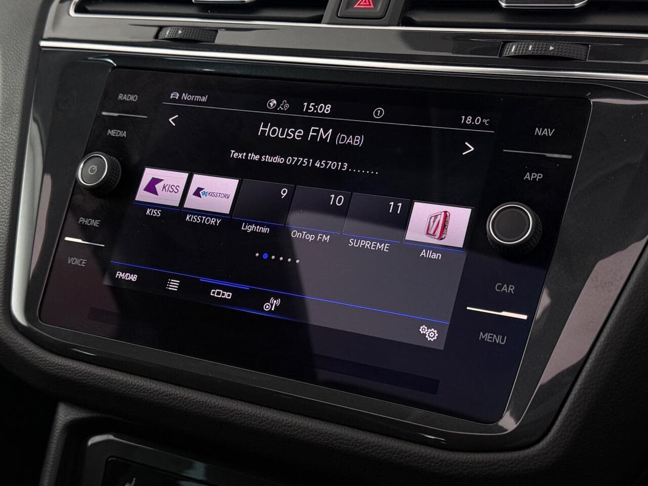 Volkswagen Tiguan thumbnail Infotainment System