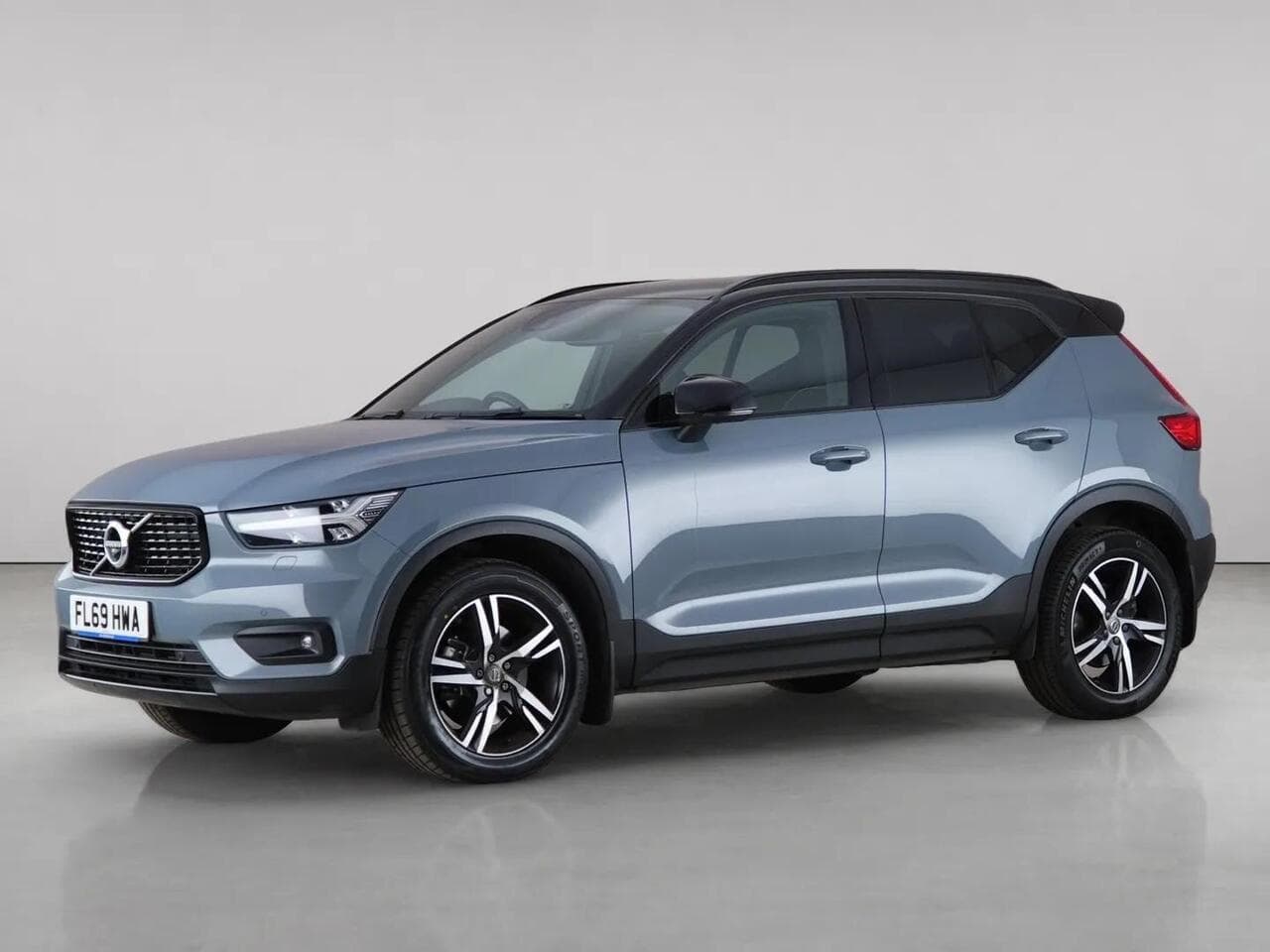 Volvo XC40 thumbnail Front Left