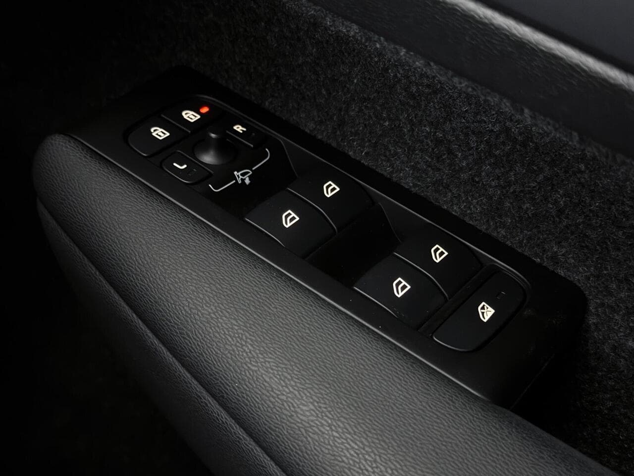 Volvo XC40 thumbnail Misc Controls