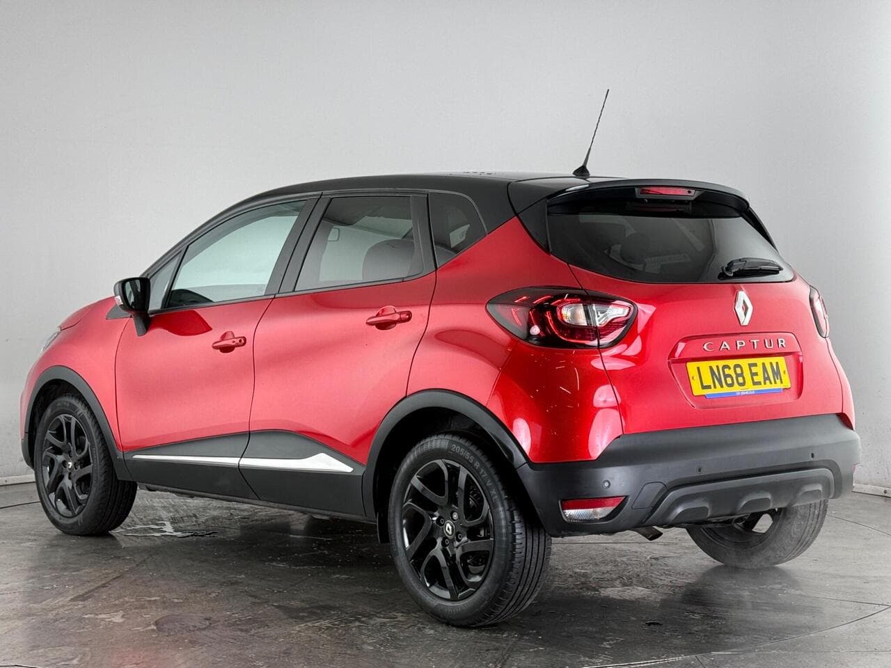 Renault Captur thumbnail Rear Left