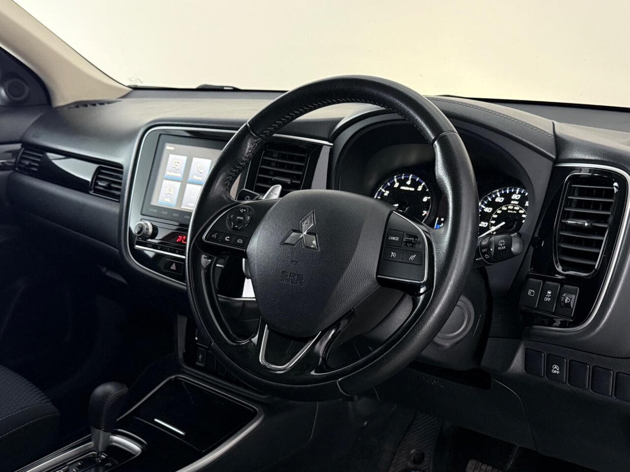 Mitsubishi Outlander thumbnail Interior Front
