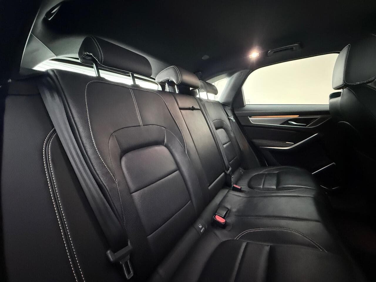 Jaguar F-PACE thumbnail Seats Rear