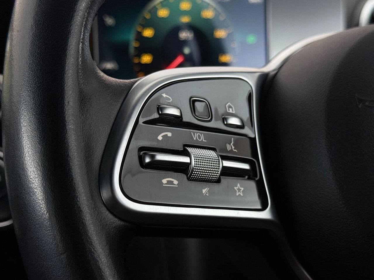 Mercedes-Benz GLA thumbnail Misc Controls