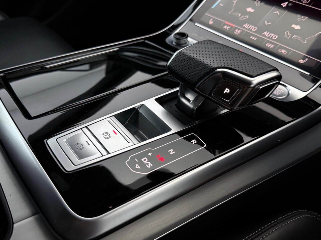 Audi Q8 thumbnail Interior Front