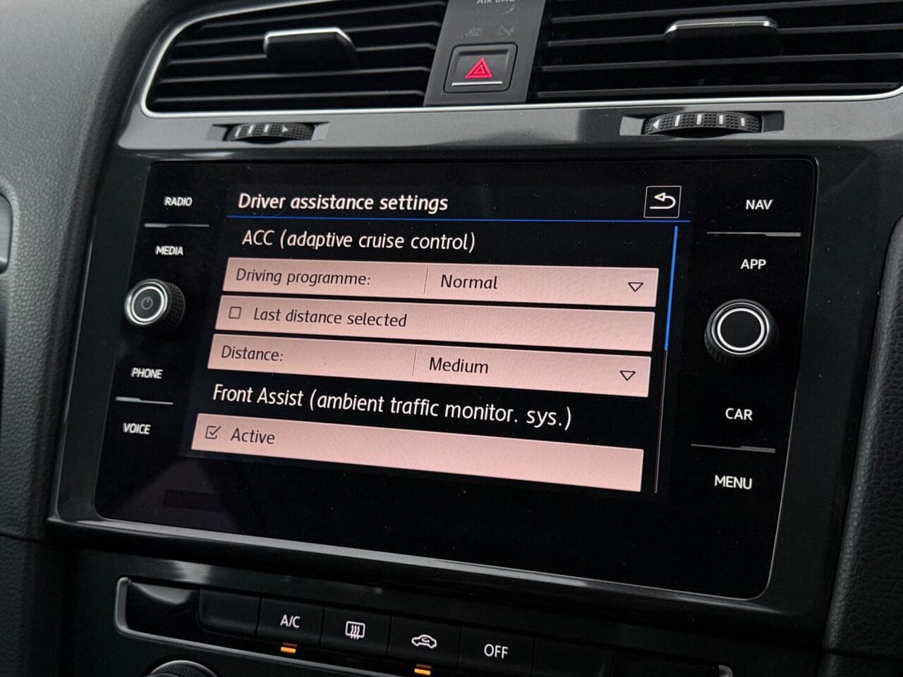 Volkswagen Golf thumbnail Infotainment System