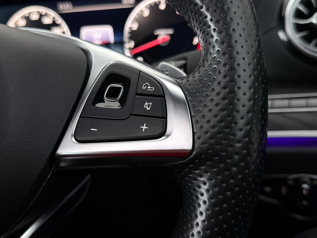 Mercedes-Benz E Class thumbnail Misc Controls