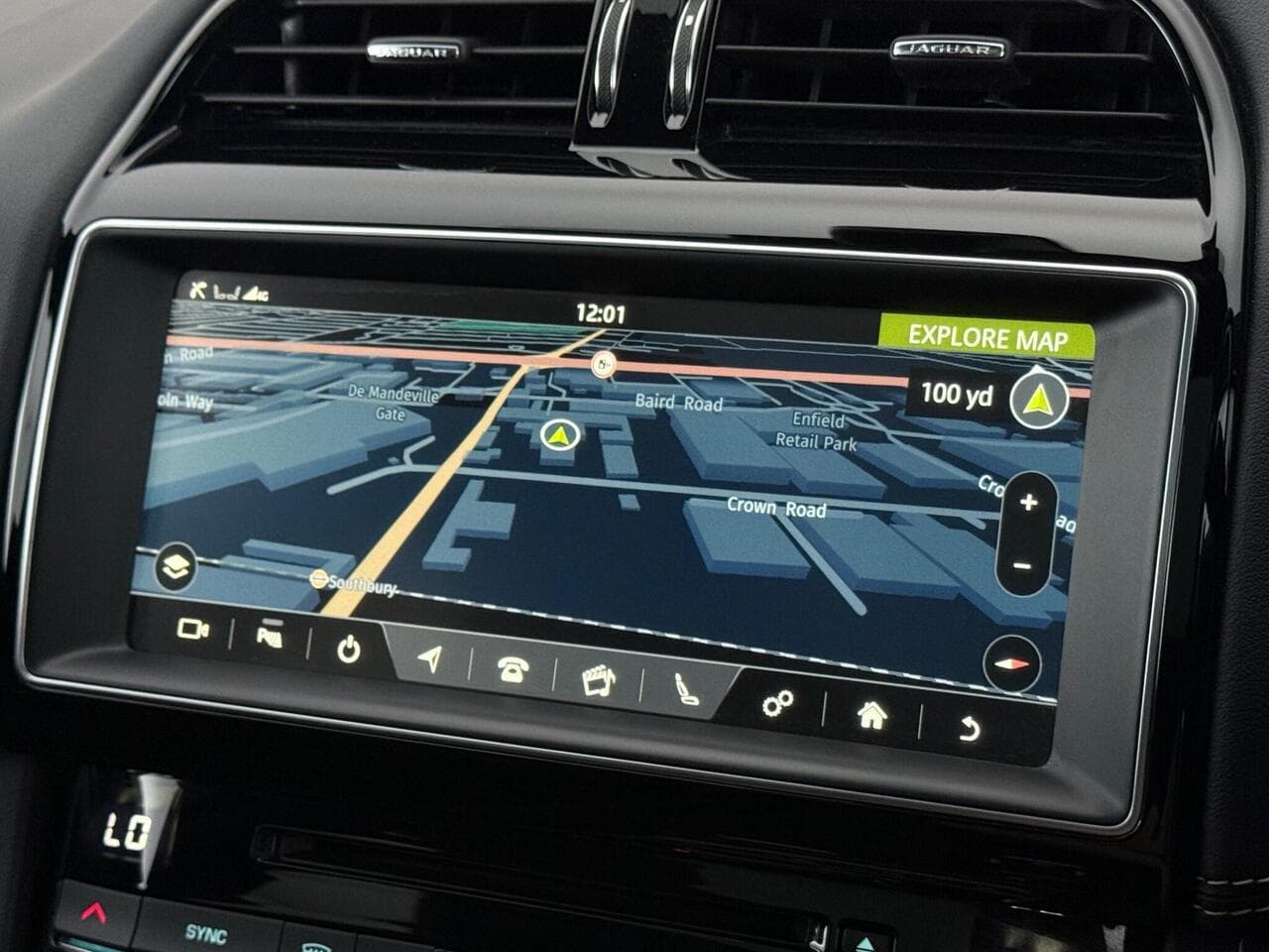 Jaguar F-PACE thumbnail Infotainment System