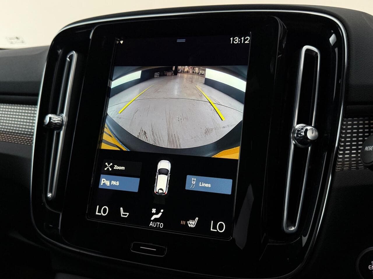 Volvo XC40 thumbnail Infotainment System